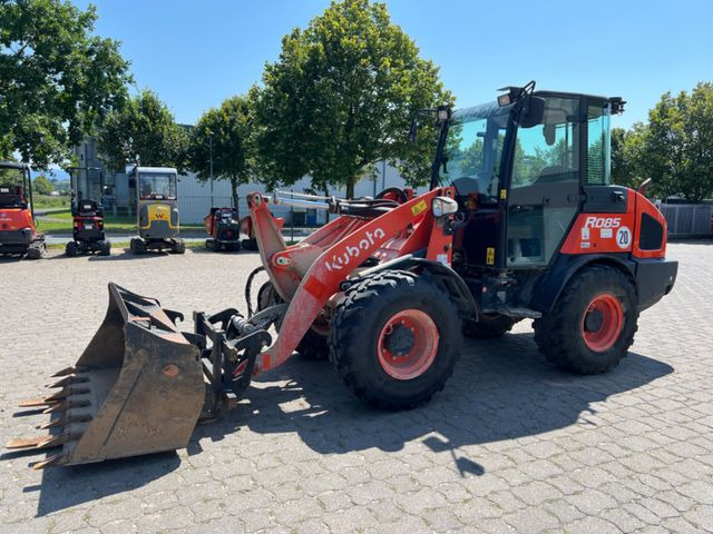 Chargeuse sur pneus Kubota R 085, Bj 19, 1950 BH, SWE, Schaufel, Gabel