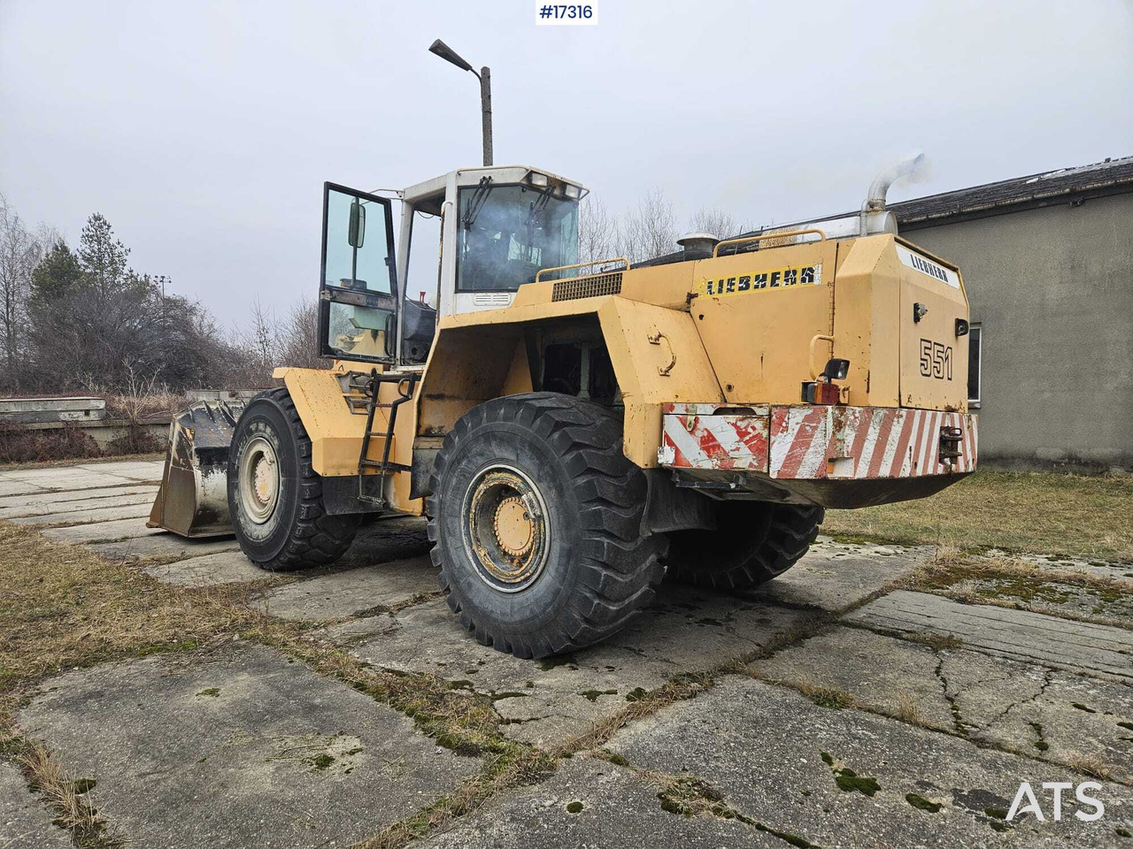 Chargeuse sur pneus LIEBHERR L551 wheel loader (1995)