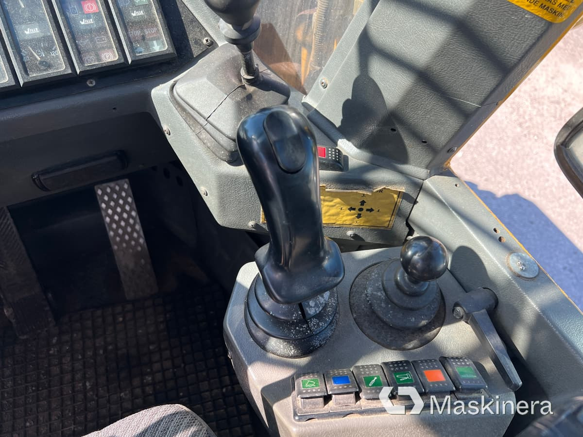 Chargeuse sur pneus Redskapsbärare Wille 655 med vikplog