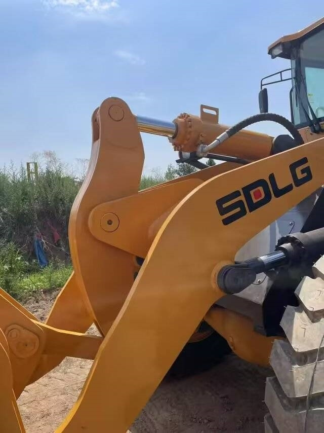 Chargeuse sur pneus SDLG LG 956L