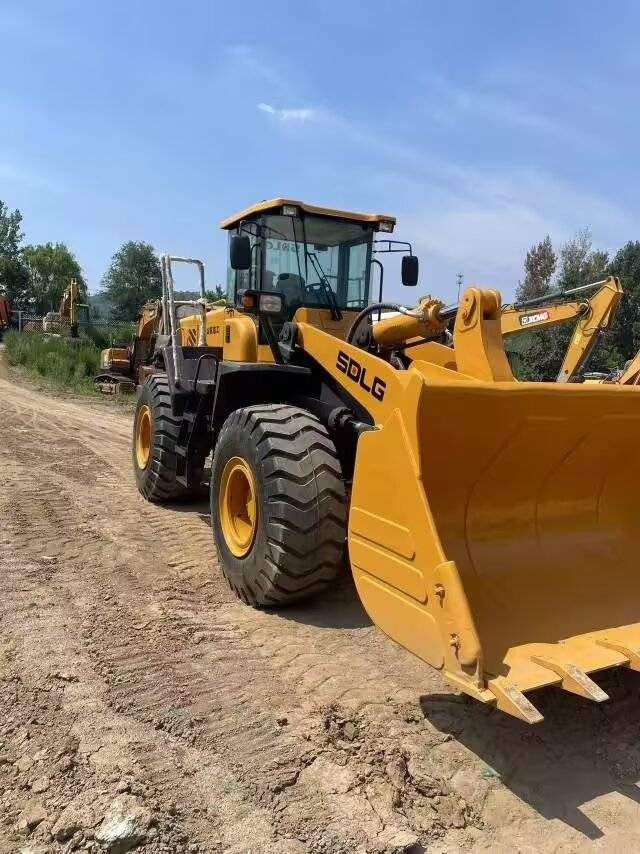 Chargeuse sur pneus SDLG LG 956L