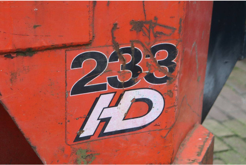 Chargeuse sur pneus Thomas 233 HD