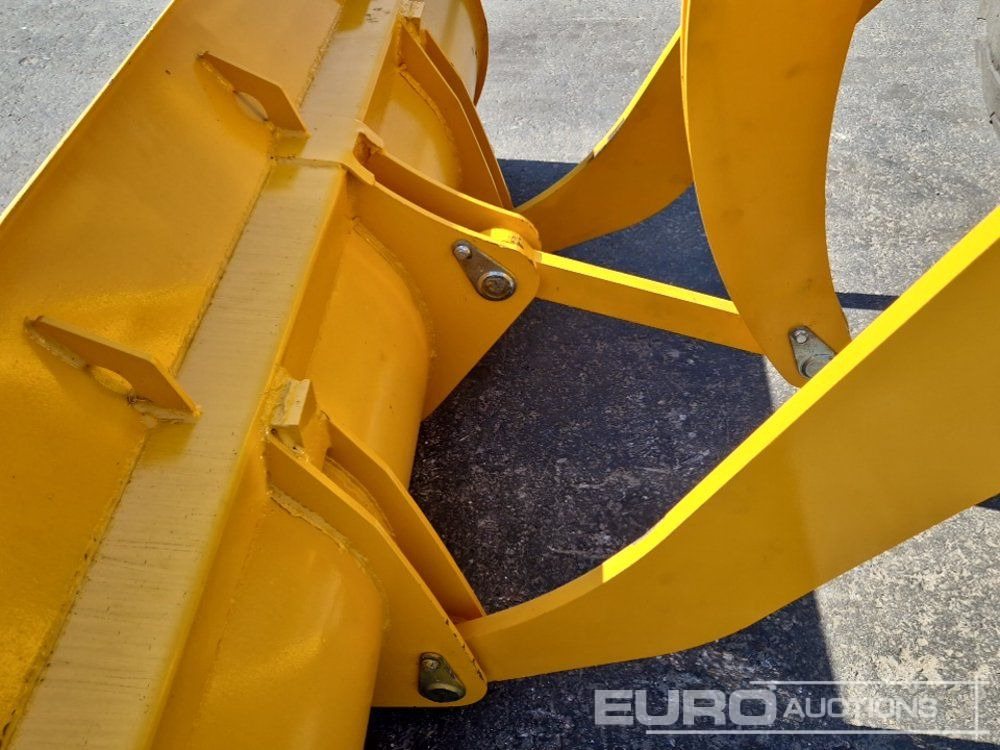 Chargeuse sur pneus Unused Blanche TW36