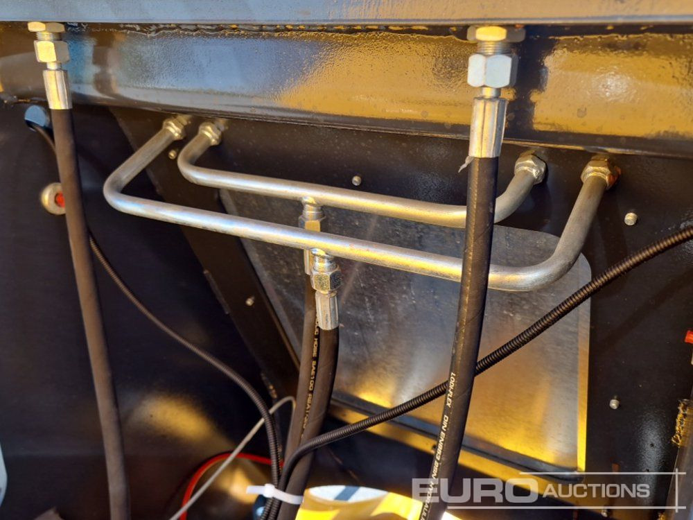 Chargeuse sur pneus Unused Blanche TW36