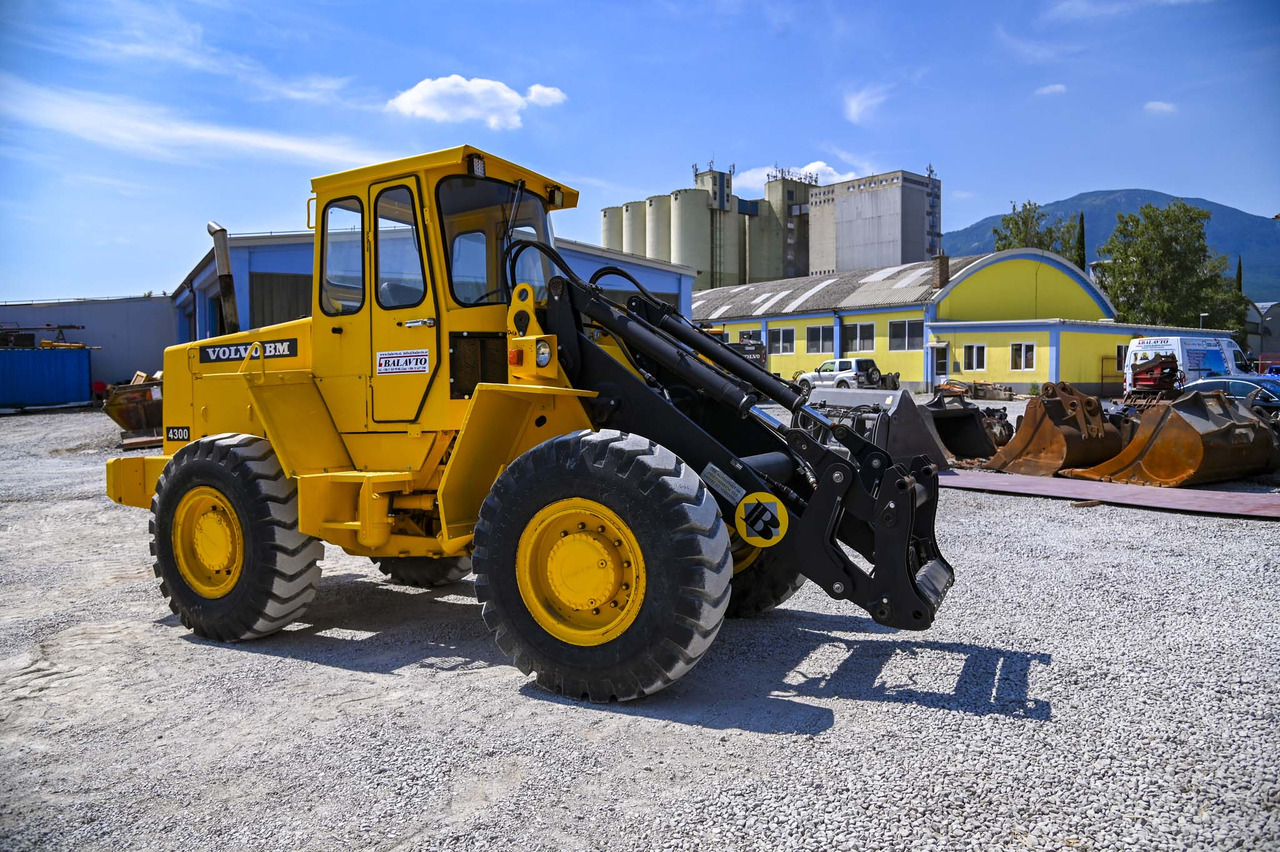 Chargeuse sur pneus VOLVO BM4300