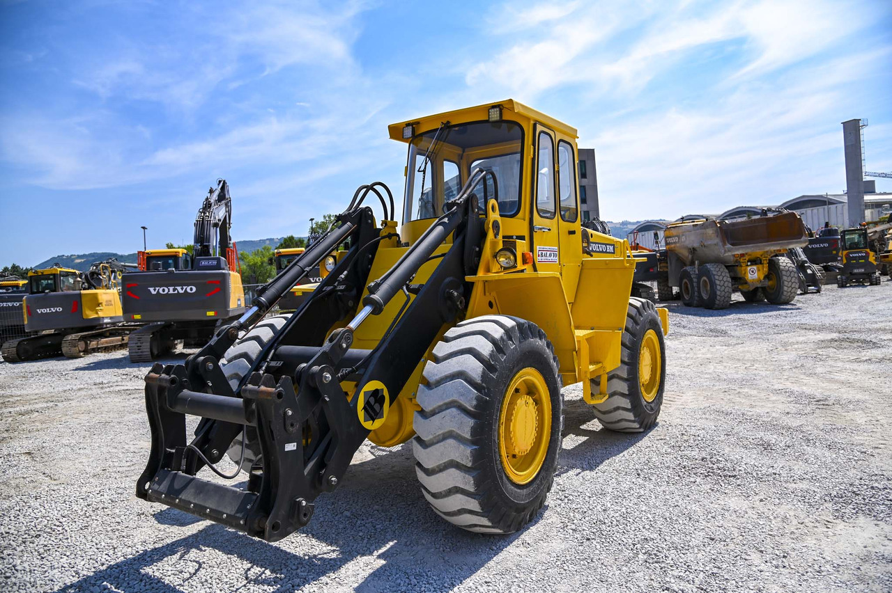 Chargeuse sur pneus VOLVO BM4300