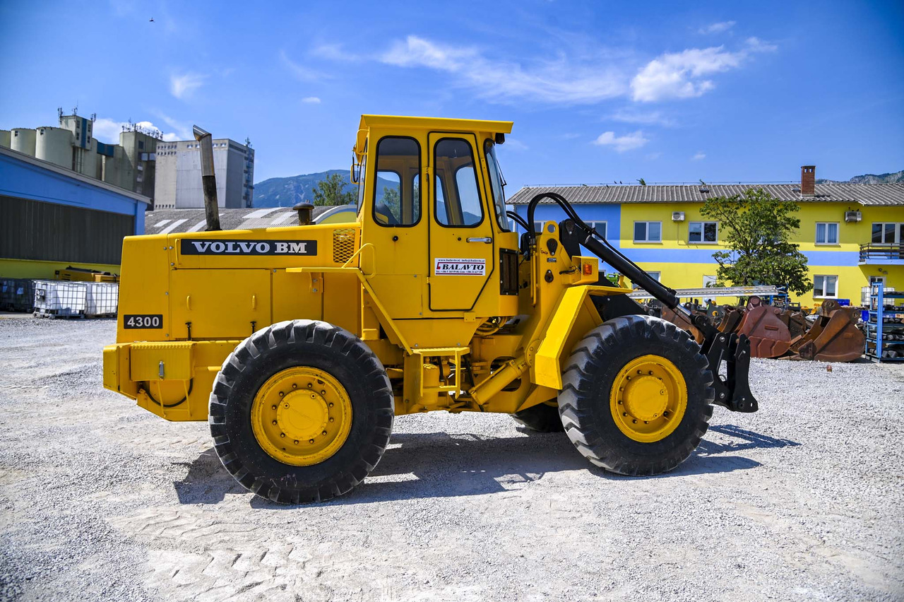 Chargeuse sur pneus VOLVO BM4300