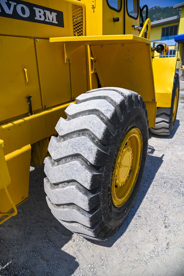 Chargeuse sur pneus VOLVO BM4300