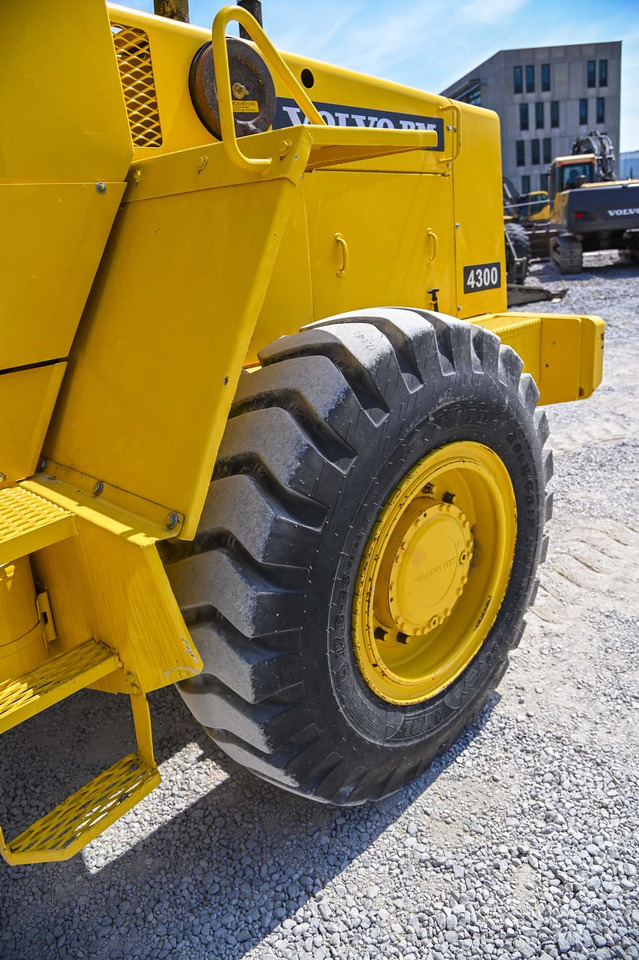 Chargeuse sur pneus VOLVO BM4300