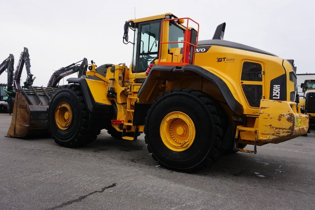 Chargeuse sur pneus Volvo L250H *Uthyres*