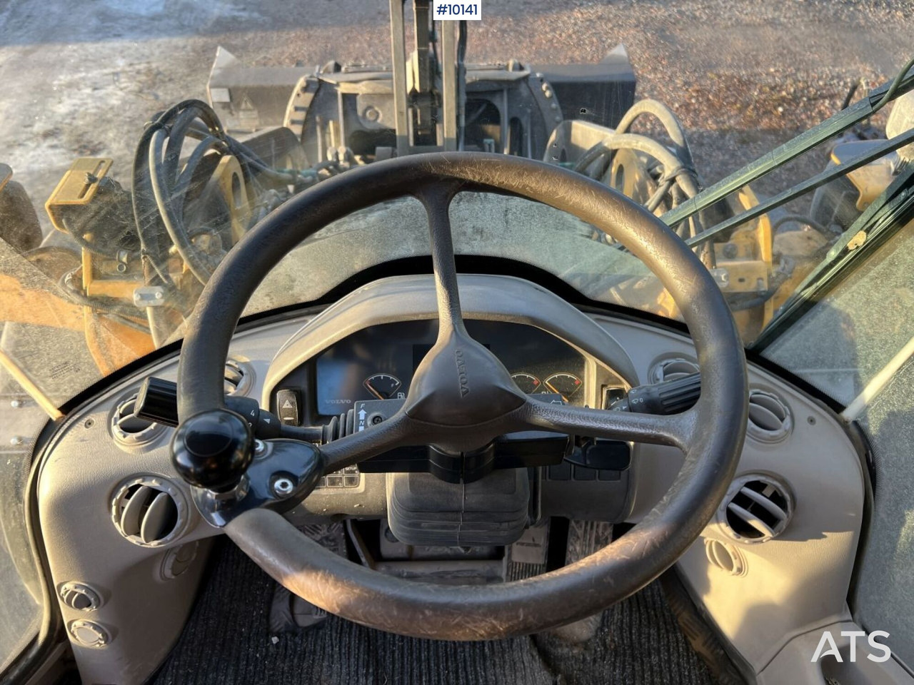 Chargeuse sur pneus Volvo L60F Wheel loader with tilt hitch (VIDEO)