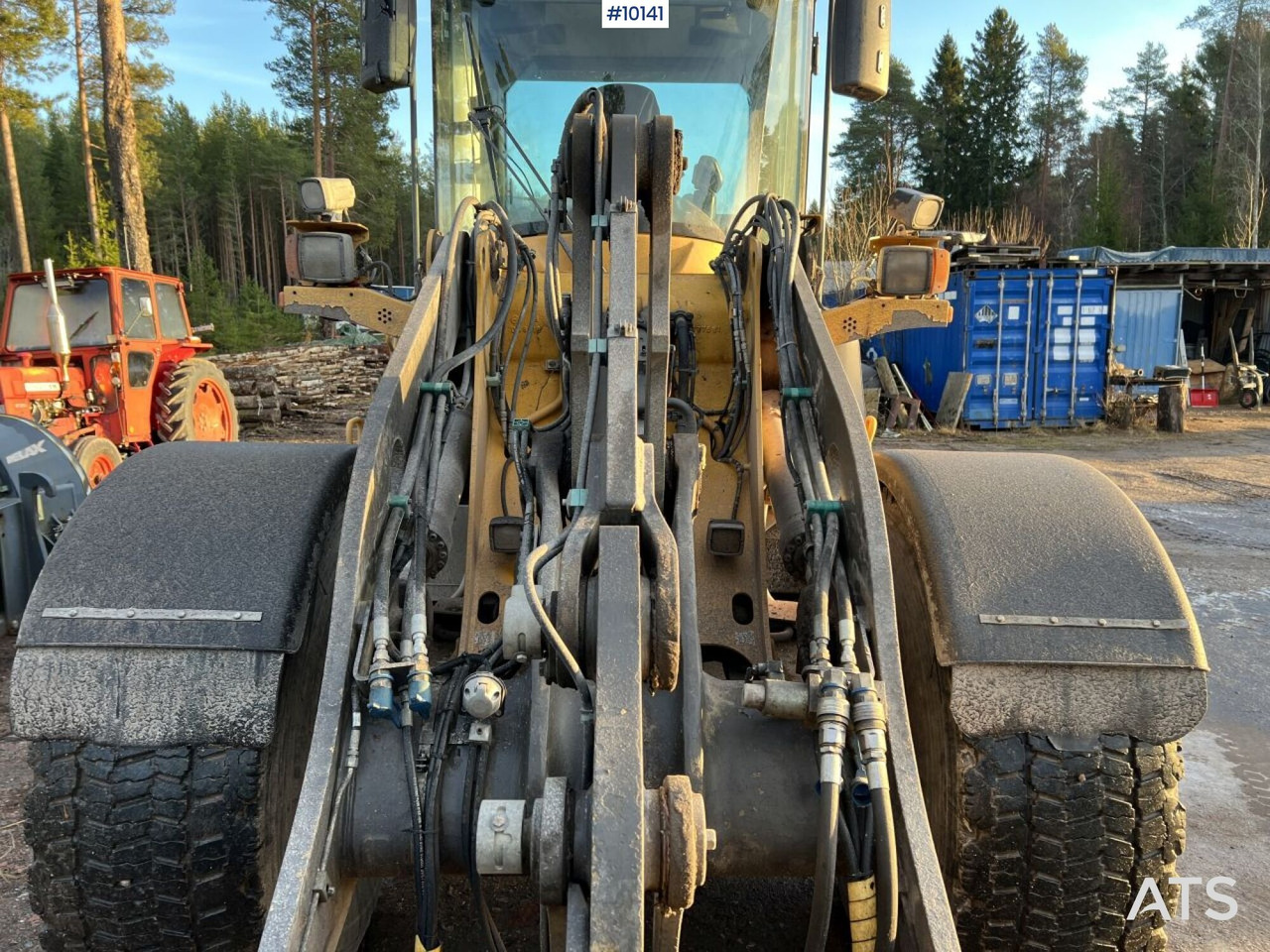 Chargeuse sur pneus Volvo L60F Wheel loader with tilt hitch (VIDEO)