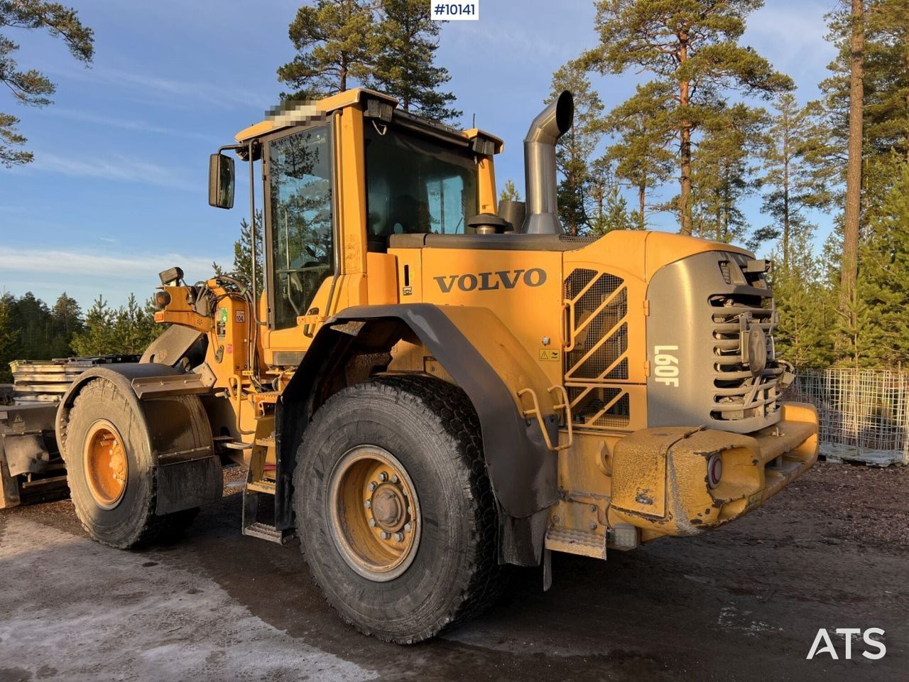 Chargeuse sur pneus Volvo L60F Wheel loader with tilt hitch (VIDEO)