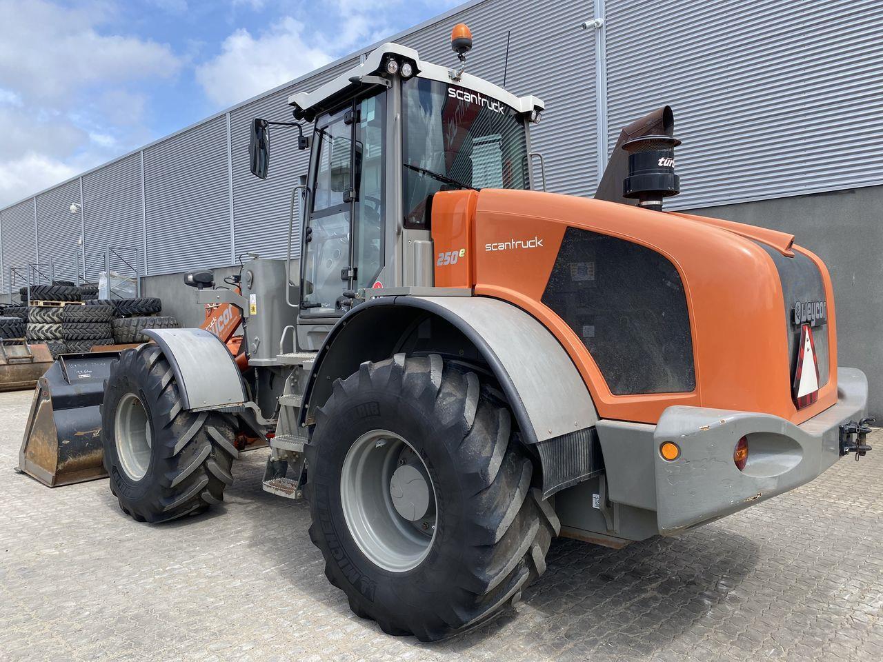 Chargeuse sur pneus Weycor AR250e