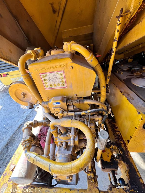 Niveleuse NIVELEUSE MBU G50A 7T - 1990 / 6892 HEURES