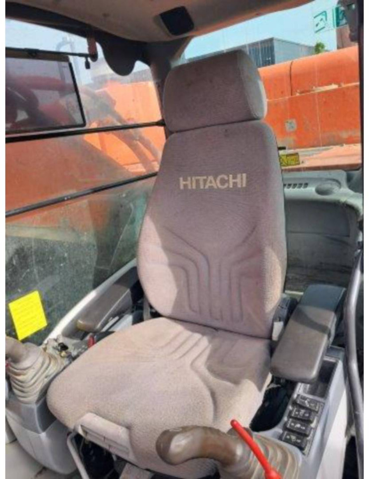 Pelle sur chenille HITACHI ZX 670 45