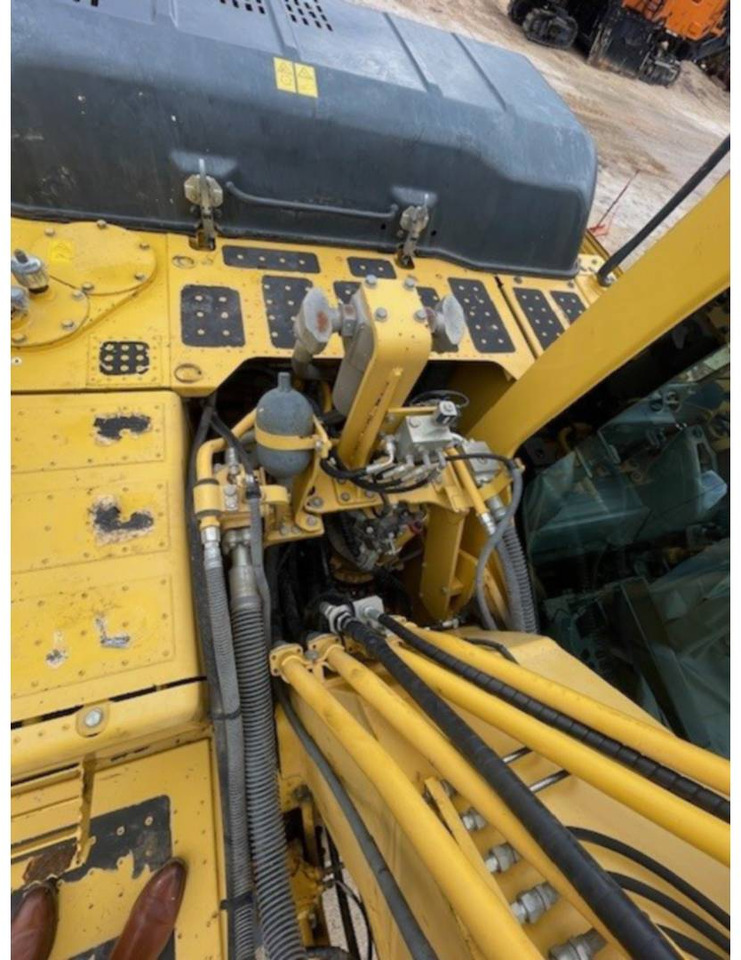 Pelle sur chenille KOMATSU HB215