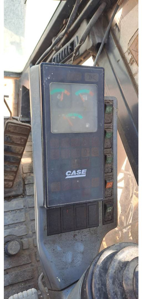 Pelle sur pneus CASE 588P