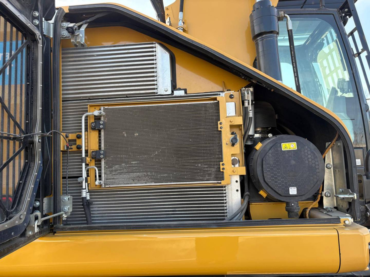 Pelle sur pneus CAT MH3024