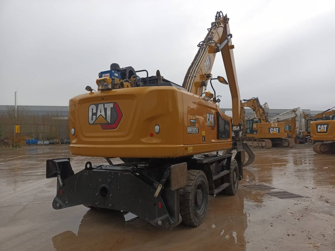 Pelle sur pneus CAT MH3024-1