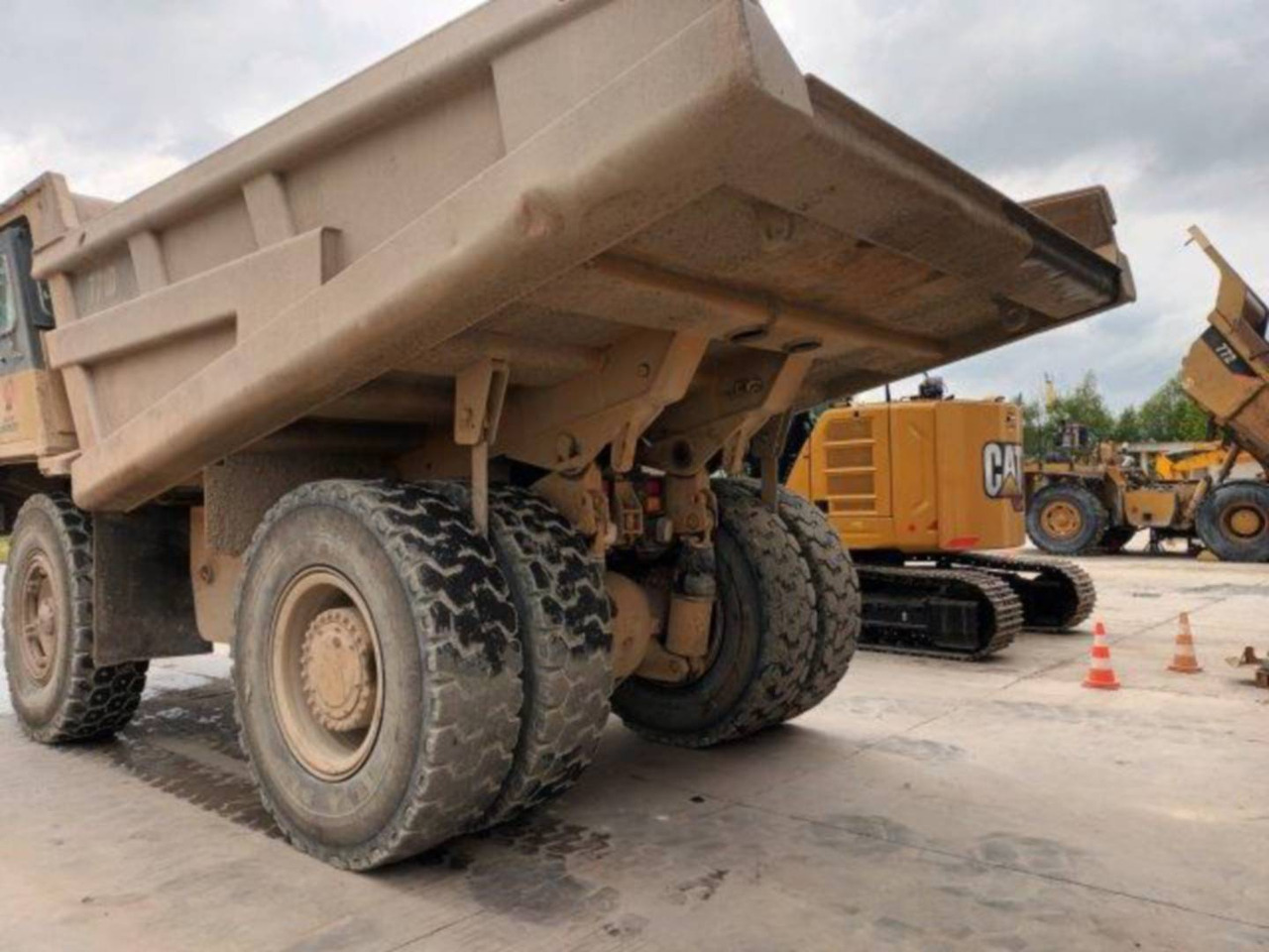 Tombereau rigide CAT 771D