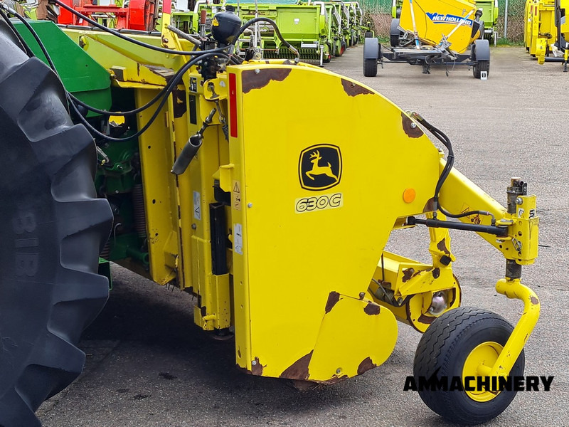Accessoire aux ensileuses John Deere 630C pick up