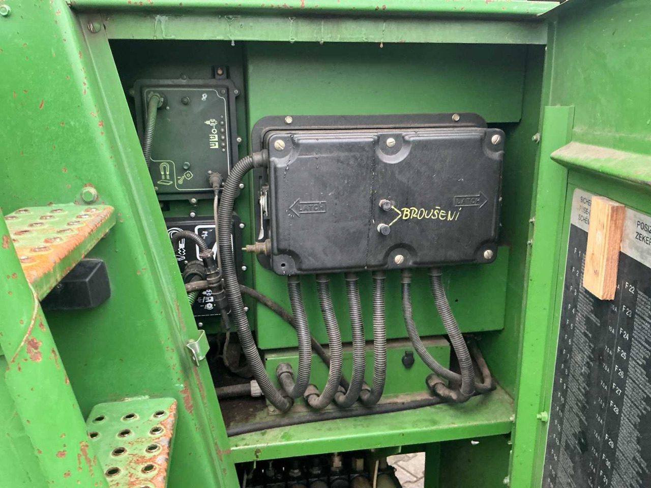 Ensileuse 1999 JOHN DEERE 6750 FORAGE HARVESTER