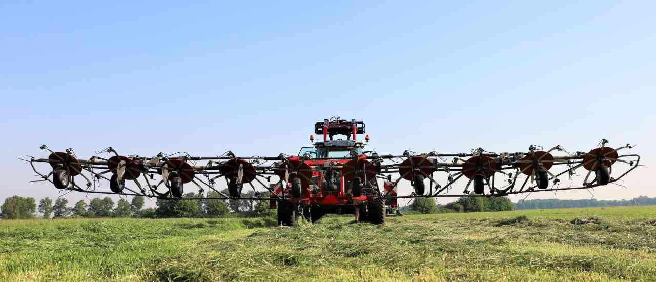 Faneuse Massey Ferguson TD 1028X TRC Haaktandschudder Lely Lotus weidebouwmachines.