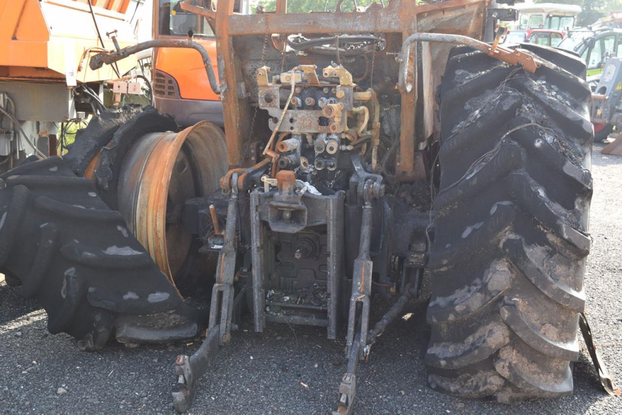 Tracteur agricole Massey Ferguson 6480 *Brandschaden*: photos 4