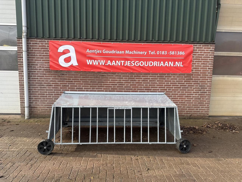 Matériel d'élevage Lammeren voerplaats met overkapping
