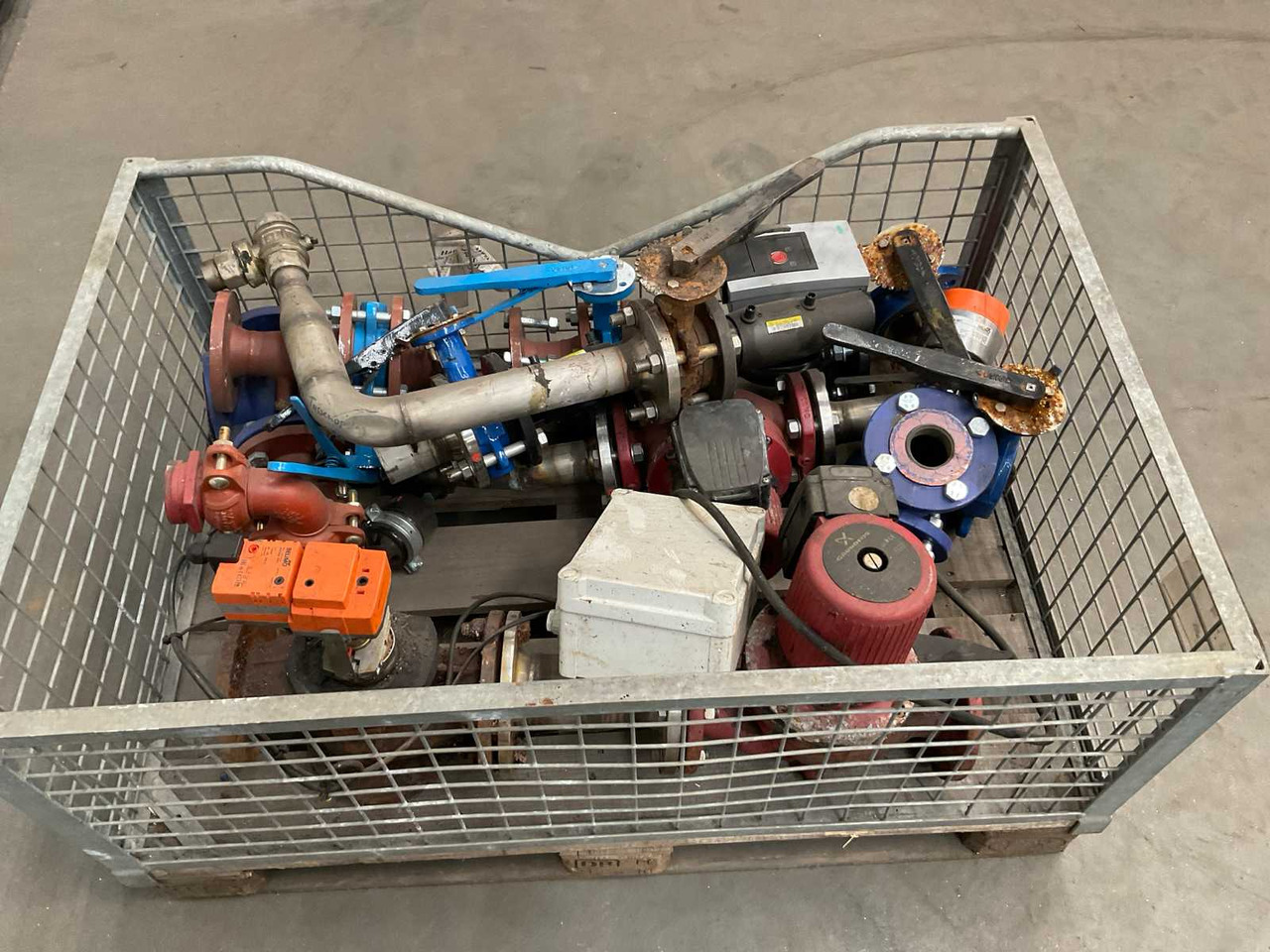 Matériel d'irrigation Batch of pumps and valves