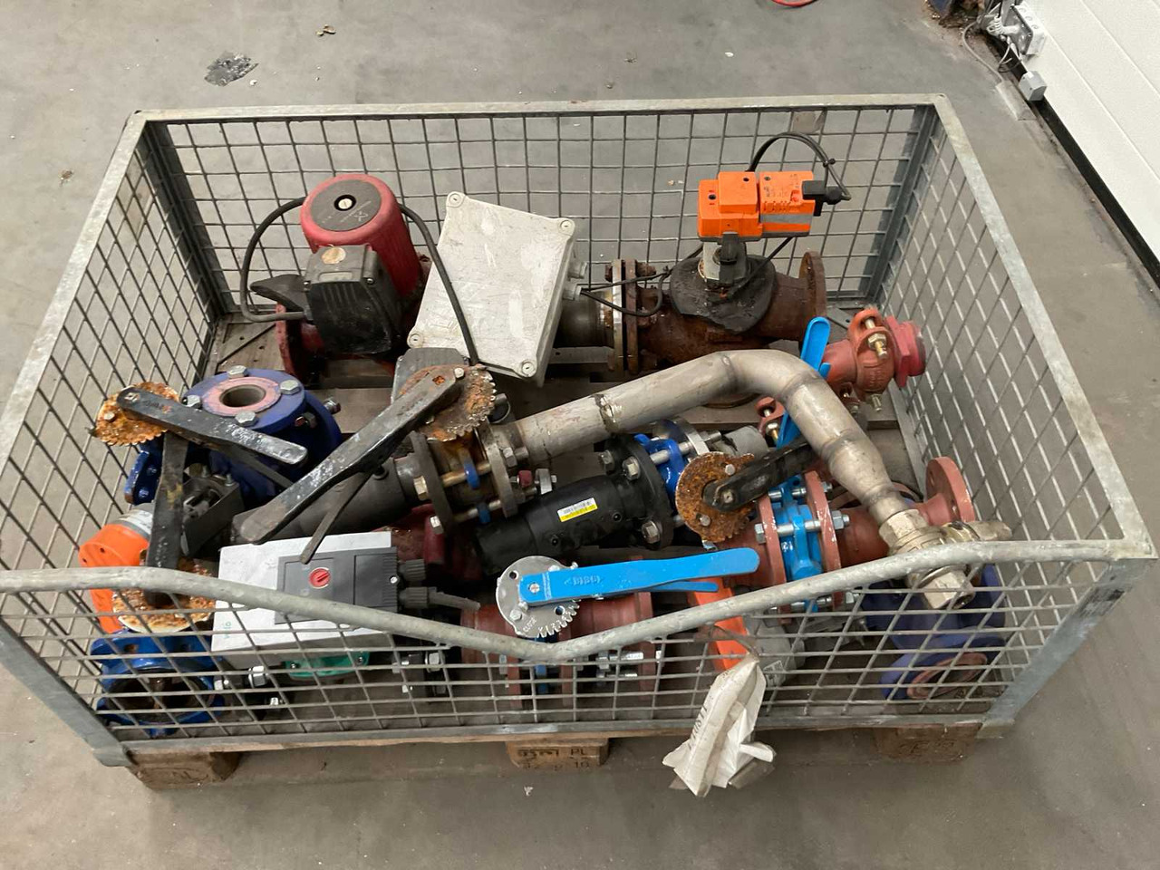 Matériel d'irrigation Batch of pumps and valves
