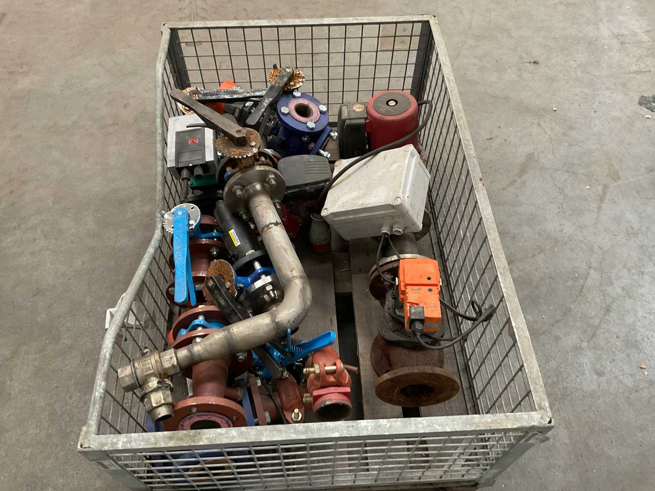 Matériel d'irrigation Batch of pumps and valves