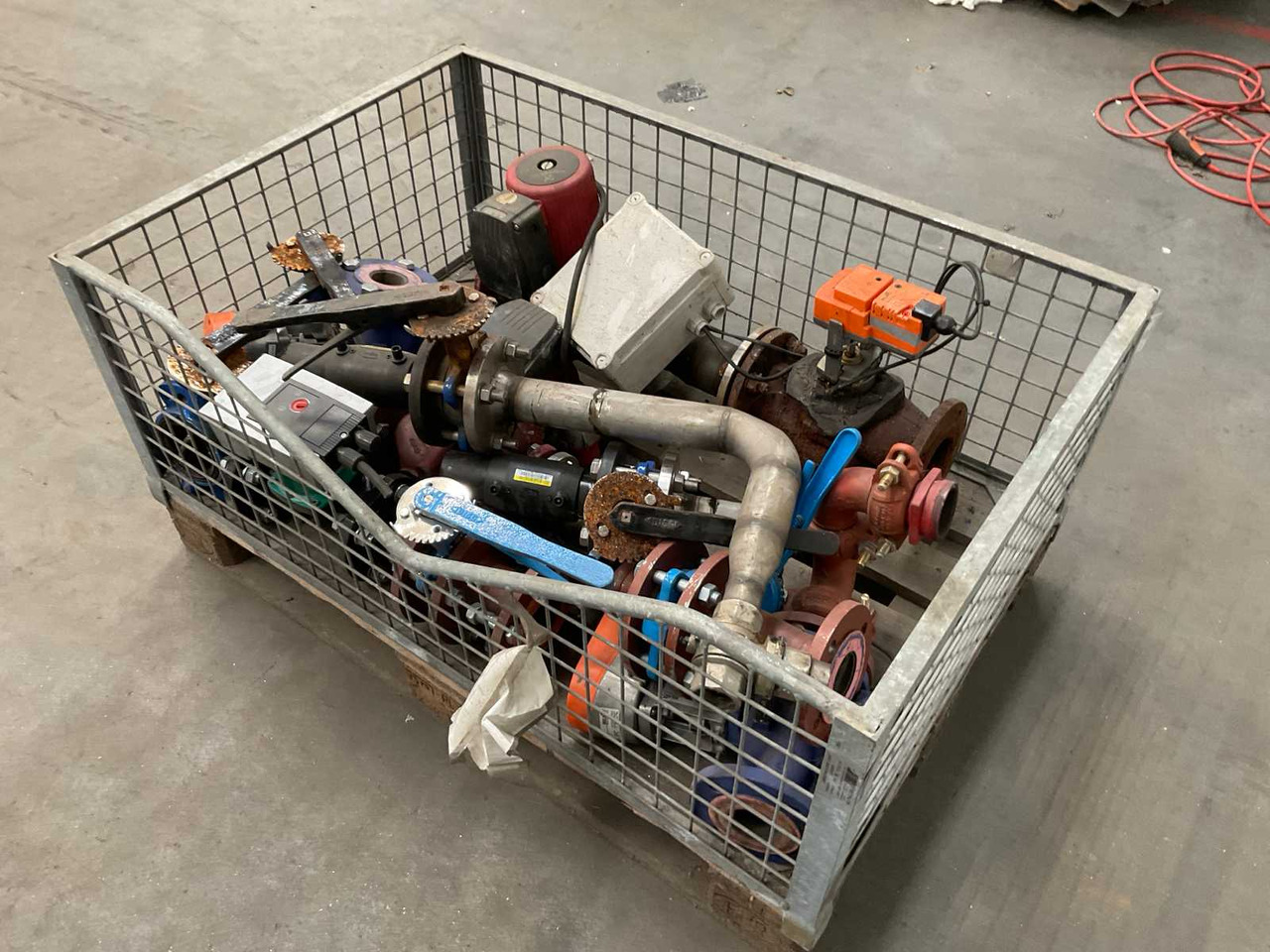Matériel d'irrigation Batch of pumps and valves