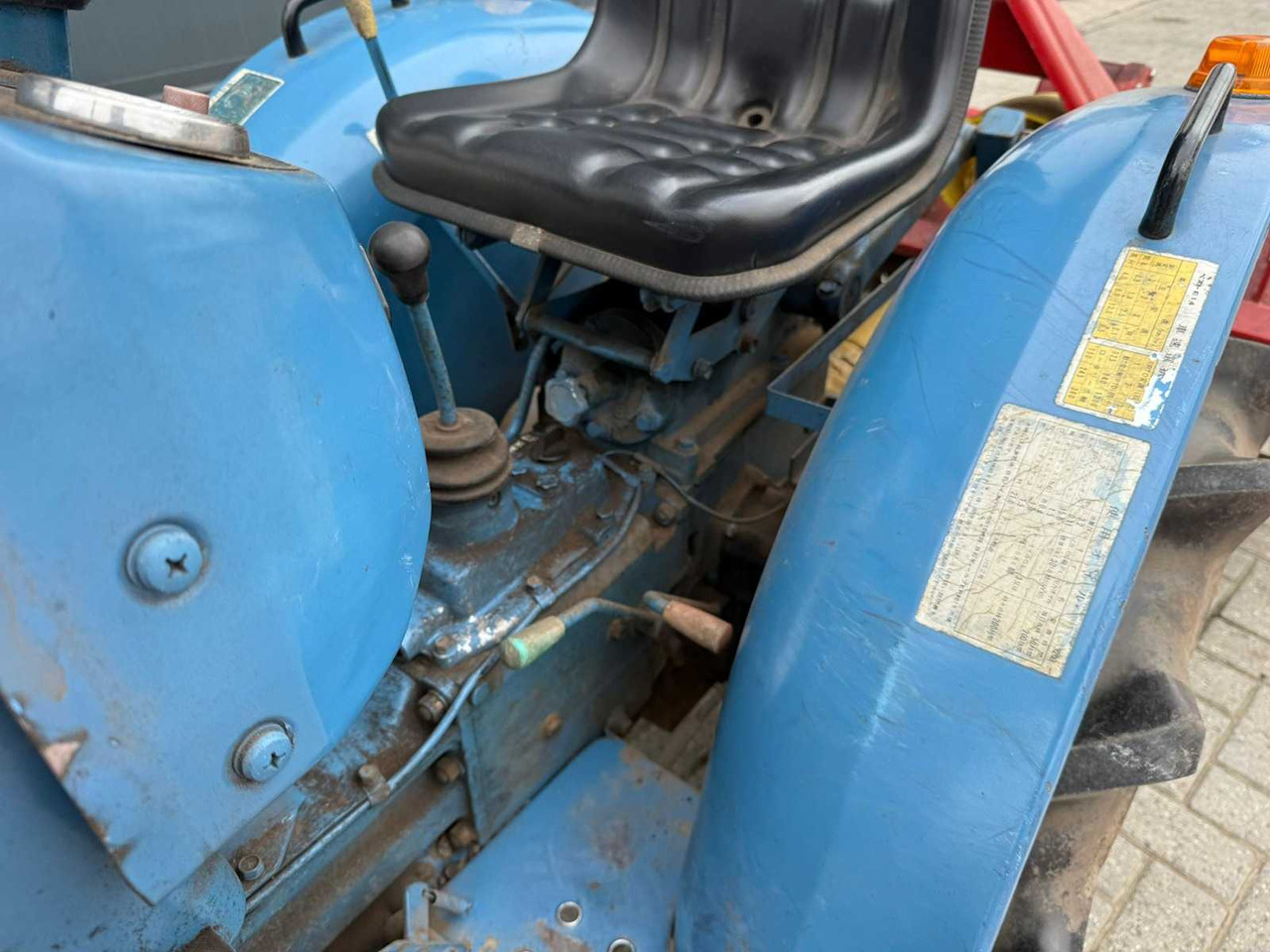 Micro tracteur Hinomoto E-14 met Grondfrees