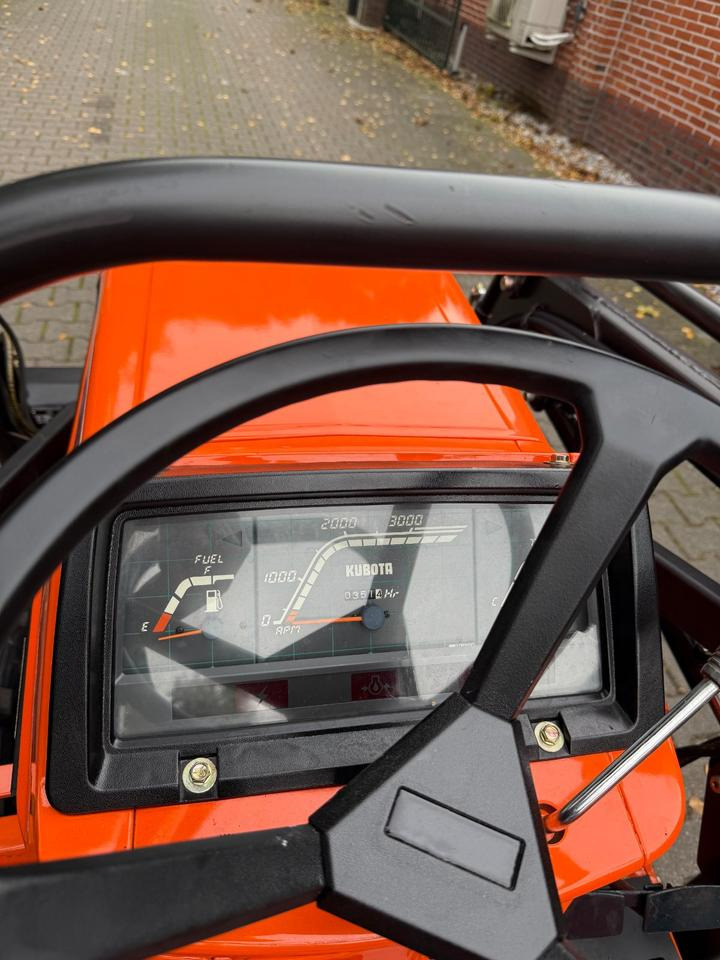 Micro tracteur Kleintraktor Kubota B1-17 mit Frontlader ab 125 € pro Monat.