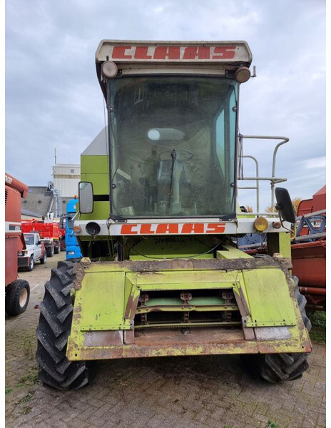Moissonneuse-batteuse Claas 68s