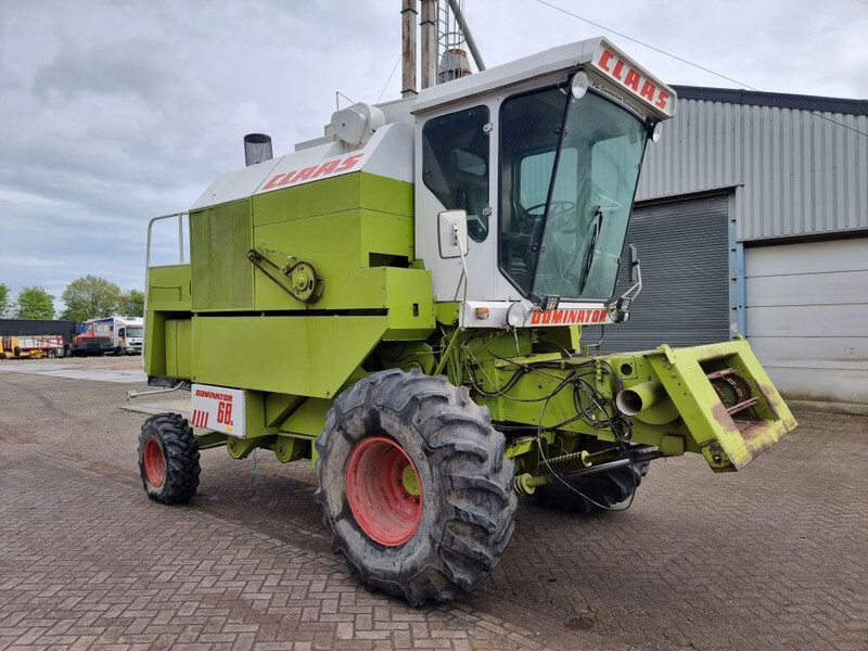 Moissonneuse-batteuse Claas Dominator 68s