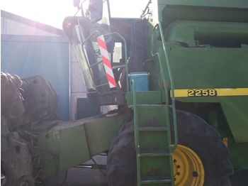 Moissonneuse-batteuse JOHN DEERE 2258