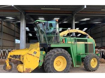 Moissonneuse-batteuse John Deere 6910