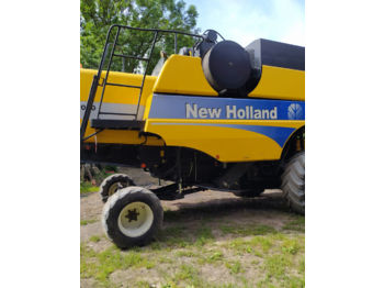 Moissonneuse-batteuse NEW HOLLAND CSX 7050