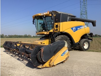 Moissonneuse-batteuse New Holland CR9060