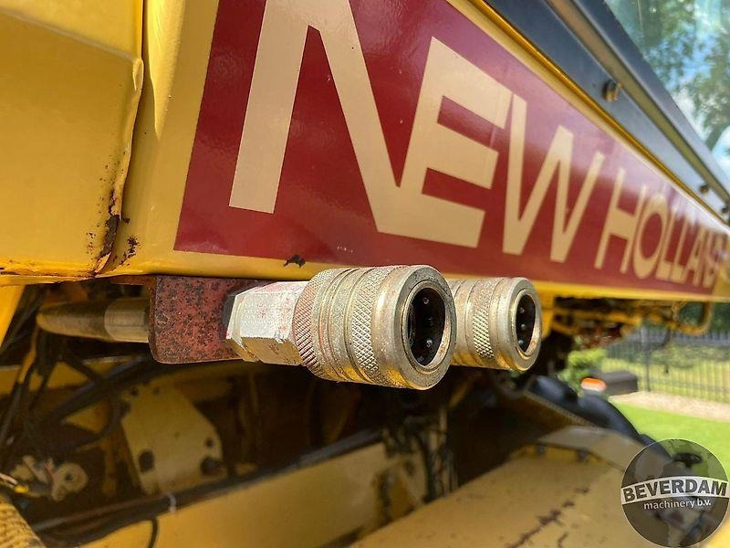 Machine agricole New Holland 2305