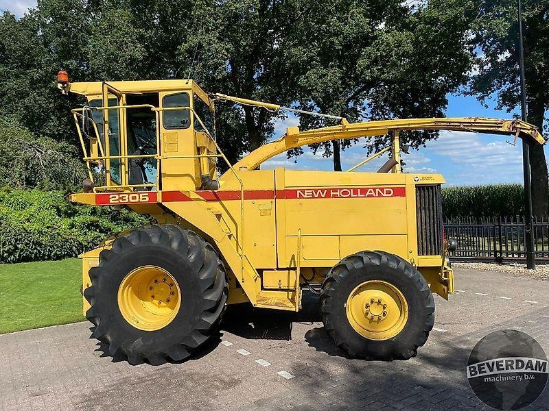 Machine agricole New Holland 2305