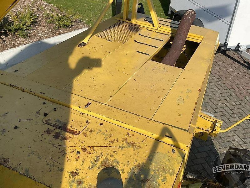 Machine agricole New Holland 2305