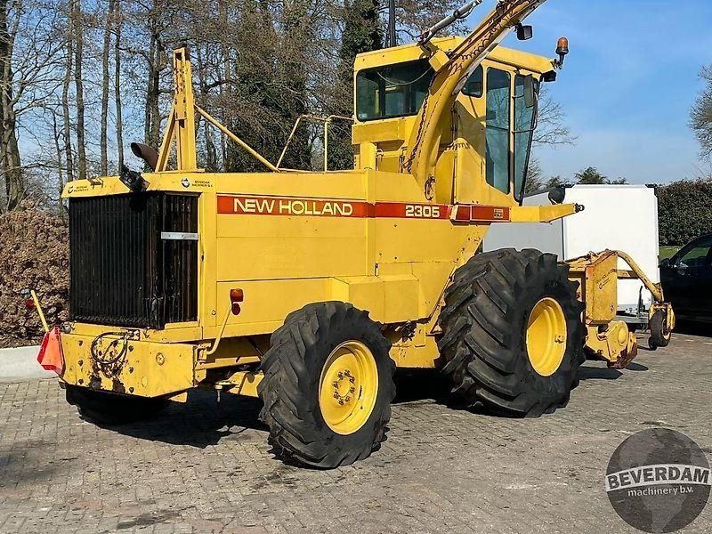 Machine agricole New Holland 2305