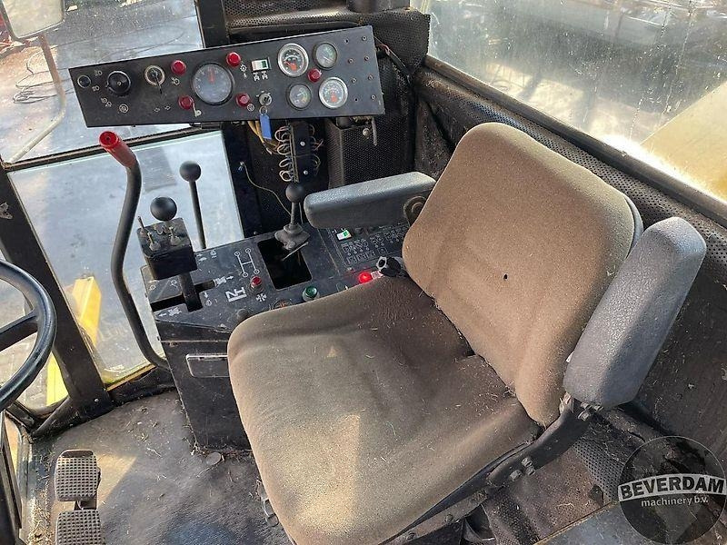 Machine agricole New Holland 2305