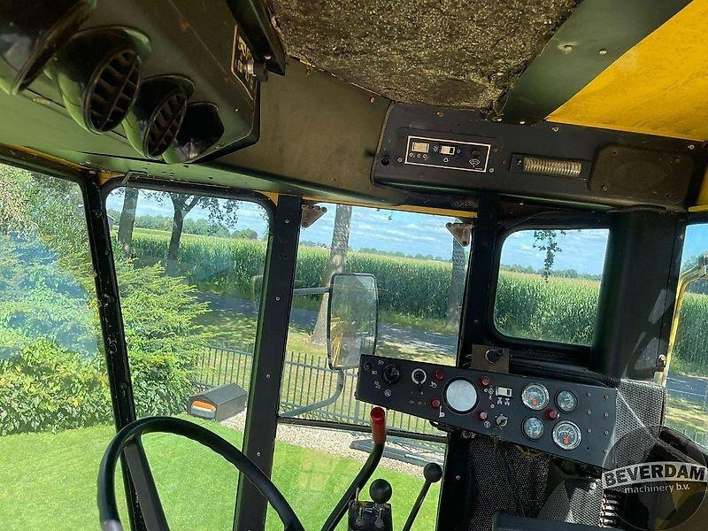 Machine agricole New Holland 2305