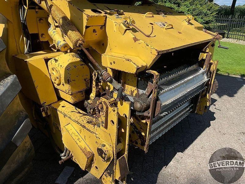 Machine agricole New Holland 2305