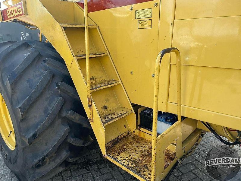 Machine agricole New Holland 2305